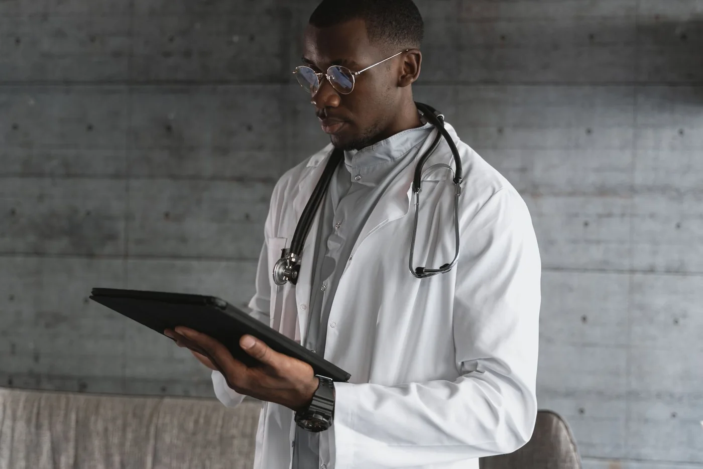 Profissional de saúde consultando informações em um tablet