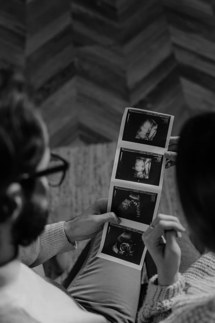 Pessoas consultando imagens de um exame de ultrassom